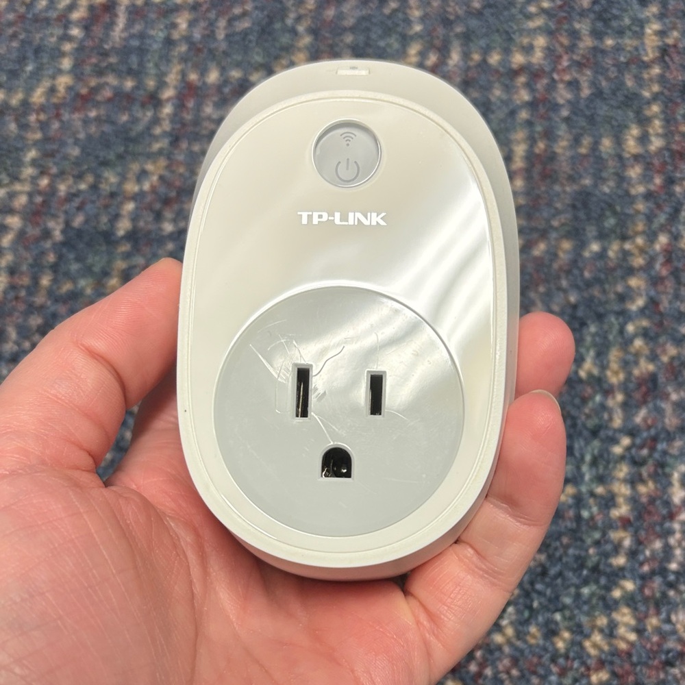 TP-Link Wi-Fi Smart Plug in White and Gray